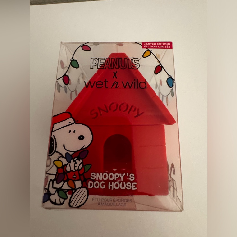 wet n wild Peanuts Snoopy's Dog House Makeup Sponge - Red